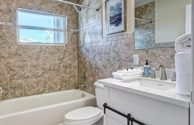 Beautifully Renovated 5 Bedroom with Guest House 5 Home by RedAwning - Foto 43