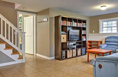 Beautiful Sandy Point Getaway with Wraparound Deck! - Foto 20