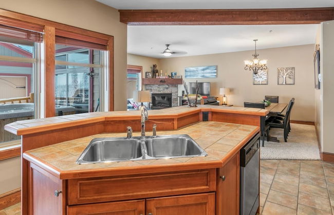 I Spy - Cozy Pet Friendly, Ski In/Ski Out Condo with Private Hot Tub - Photo 4