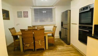 Relax in this Charming East Cowes House with Garden and BBQ - Foto 5