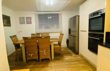 Relax in this Charming East Cowes House with Garden and BBQ - Foto 5