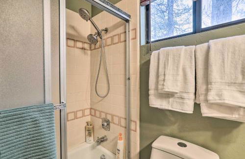 Woodsy Twin Peaks Getaway with Hot Tub and Views! - Foto 22