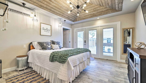 Fredericksburg 'regan Cottage' w/ Hot Tub - Photo 3, Interior