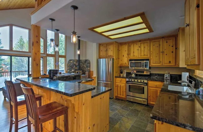 Black Bear by Avantstay Spacious Viking Lodge in Tahoe Donner w/ Game Room & Hot Tub! - Photo 17