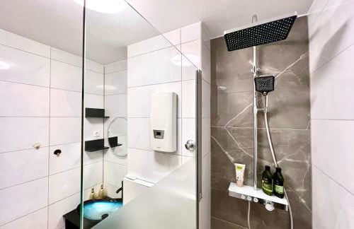 Stylish, Cozy & Quiet Apartment with one and half rooms in District 1 - Foto 33