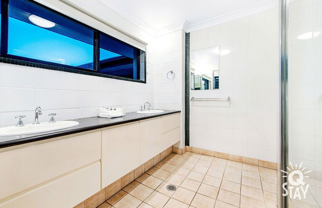 Sardinia 7 Bedroom Waterfront House - Q Stay - Foto 19