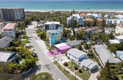 100 Steps to beach access - 5 minute walk to the Village - Private Porch - Foto 2