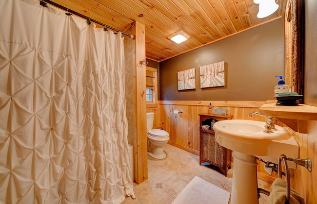 Mount Snow Cabin with Private Hot Tub by RedAwning - Foto 26