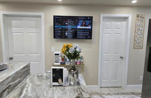 This luxury basement is the perfect getaway - Foto 32