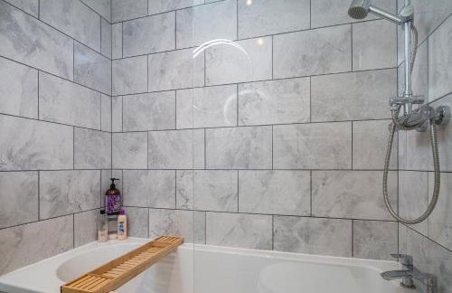 Charming 2 Bedroom Apartment in a Converted Chapel - Free Parking, Smart TV, Fast WiFi and Self-Check-In by Yoko Property - Foto 6