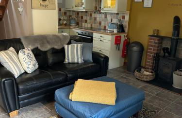 Cosy riverside property - Photo 10