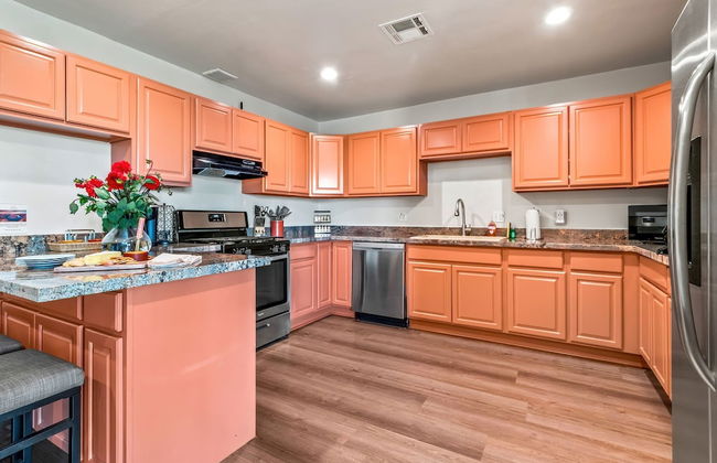 5BR Sleeps 10 Hot Tub Fire Pit Games & Walk to ASU - Foto 12