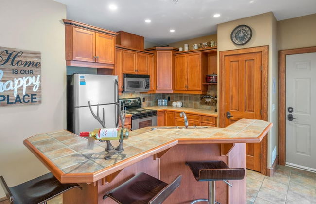 I Spy - Cozy Pet Friendly, Ski In/Ski Out Condo with Private Hot Tub - Photo 7