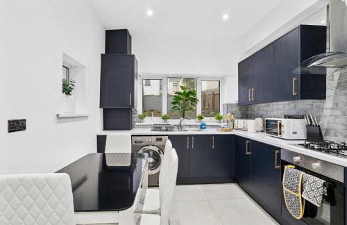 Deja Two Luxe 4BR House By AltoLuxo Short Lets & Serviced Accommodation With Free WiFi & Parking - Foto 24