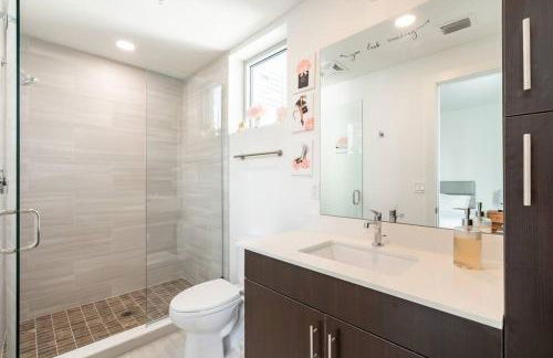 Waterside Retreat: Modern 2BR, Mins to Beach & Apt - Photo 14