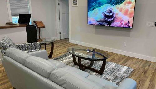 Historic 2BR 1BA with King bed-Fast Wi-Fi 75 OLED TV - Foto 3