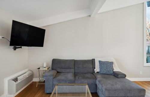 Elegant 4-Season Lake Geneva Condo with Fireplace! - Foto 8