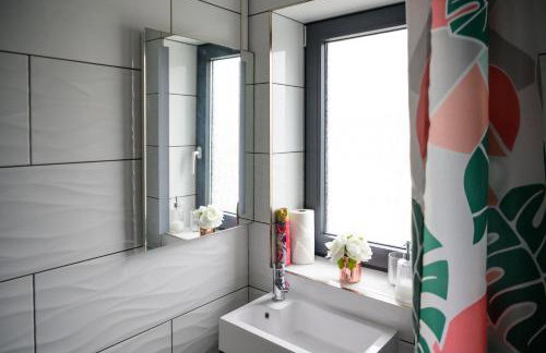 Located in the peaceful NG8 Wollaton , Perfect for Business Trips & Family Holidays or working proffesionals-long term deals, M1 Nearby , Free Parking , Private Garden , 500Mb Wi-Fi , Netflix - Foto 28