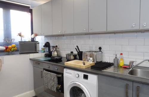 City Convenience, Calm Comfort-- A Stylish One-Bedroom Retreat Just 3 Stops from the Heart of the City - Foto 13