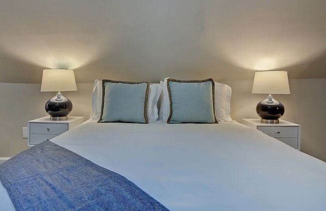 Spacious 6BR/3BA House w/ Parking! Sleeps 20! - Foto 12