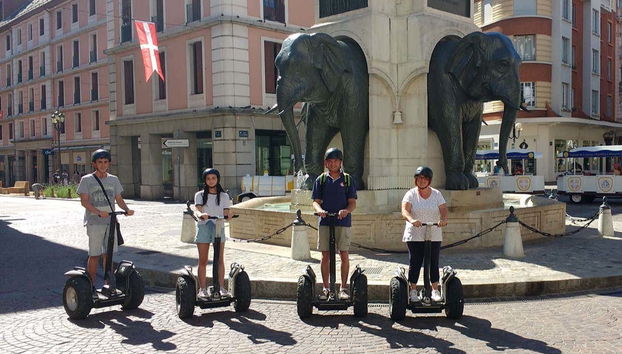 In segway vicino alla Fontana degli Elefanti