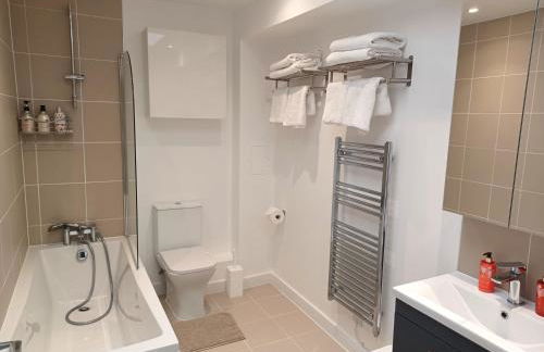 Richmond Cottage - Brand New 4BR Holiday Home, just 3 minutes from the beach with Pool Table and Free Parking - Foto 33