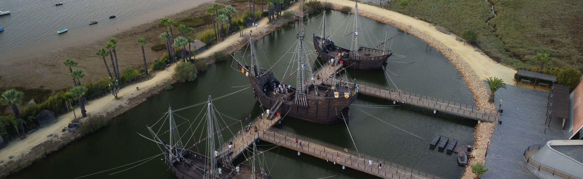 Passeio de barco ao Museu das Caravelas