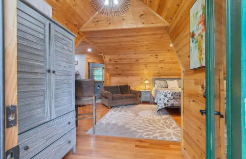 Couples Carriage House Retreat-Wineries & Hiking - Foto 4