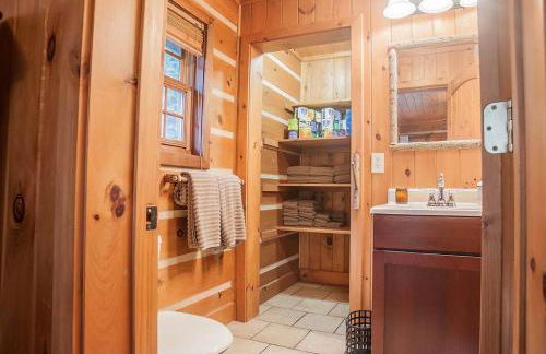 Luxurious Mountain Retreat with Hot Tub Jacuzzi Suite & Wood-Burning Fireplace - 10 Min to Boone - Foto 10