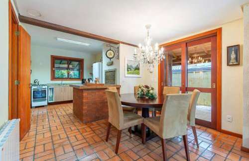 Linda casa em Canela - Jardim, Lareira e Conforto! - Foto 35