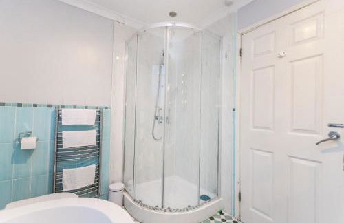 Elegant 5-Bed Home, Families & Friends, Sleeps 6, Parking, Free Wi-Fi - Foto 49