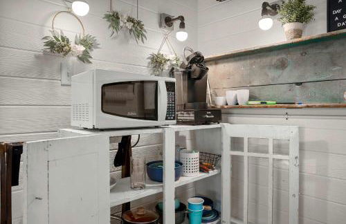 Tiny Home w MIL suite - 3 MI to DT - Foto 77