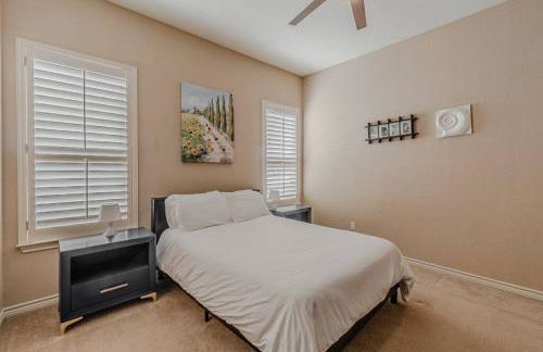 The Castle! by the Lake with Pool & Balcony West Plano - Foto 8