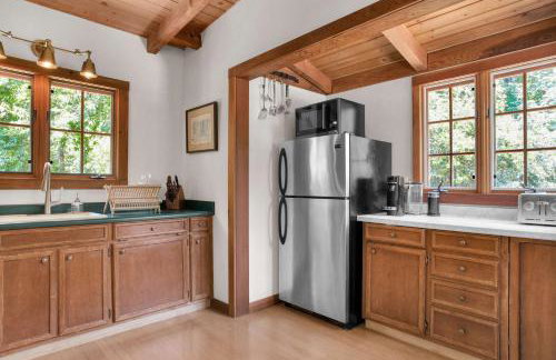 Serene Retreat with Hot Tub - Fire Pit - Deck - Foto 18