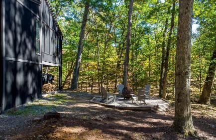 Modern Forest Cabin with Hot Tub, Screened Porch & Resort Access Near Hedgesville, WV - Foto 35
