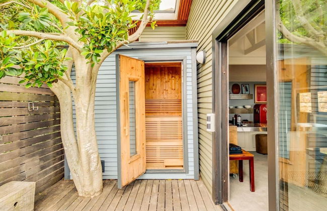 Spacious Apartment With Pool in Camps Bay - Photo 31