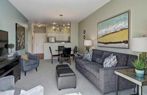 City Water View Oasis with Pool & Gym near Cruise in Heart of Seattle - Foto 10