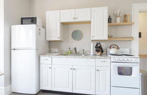 King Bed Downtown Suite Port City Stays - Foto 5