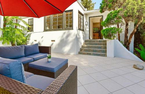 Enchanting Hollywood Hills Oasis with Tree-Top Views, Serene Outdoor Living Room, Zen Garden, Free Attached Garage, Sleeps 6, in LA's Most Desirable, Central, Serene Canyon Neighborhood, and Only 2 Minutes to Hollywood Boulevard - Foto 20