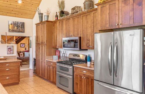 Hot Tub and Game Room! 30-Acre Vernon Retreat - Foto 6