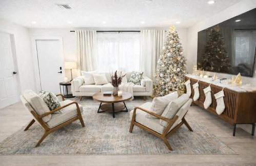 Sunny Oasis Near the Beach with 4BR and 3BA Pool Home - Foto 1