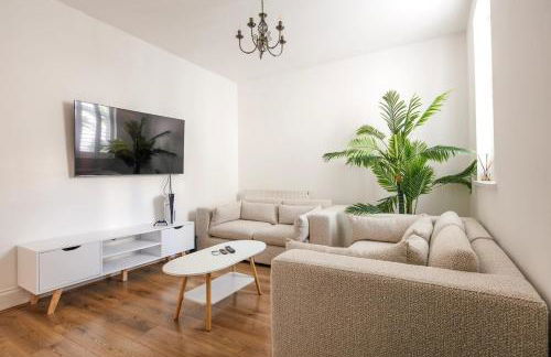 Spacious 3 Bedroom Home with PS5 and Pool Table Near O2 Arena Canary Wharf and Elizabeth Line to Central London - Foto 1
