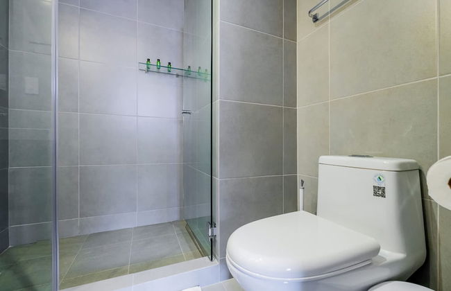 w Majestic 1BR w Great Pool in Centriqo - Foto 28