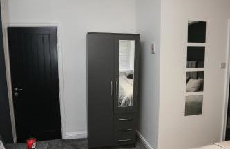 Cheerful 4-bedroom home in Sheffield - Photo 9