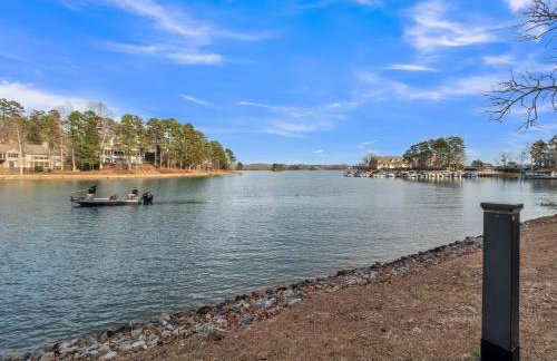 Lake front Keowee Condo with Balcony & Resort Amenities! 20 min to Clemson condo - Foto 12