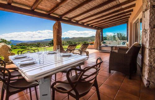 GuestHost - Villa With Private Garden, Parking & Shared Pool! - Foto 8