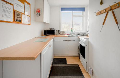 2 Bed Chalet - Sleeps 3 - River and mountain views - Foto 6