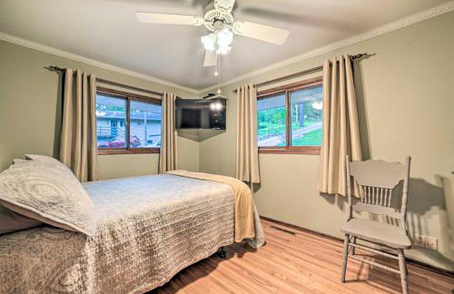 Charming Lakefront Home with Grill and Fire Pit! - Foto 17