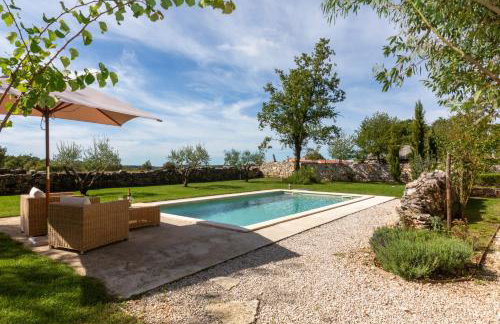 Beautiful restored farmhouse with private pool and gardens - Foto 13