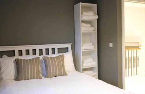 Luxury 6-Bedroom House 5 minutes from Bicester Village Shopping Outlet - Perfect for Business and Family Stays! Private Parking for 4 Cars! - Photo 33